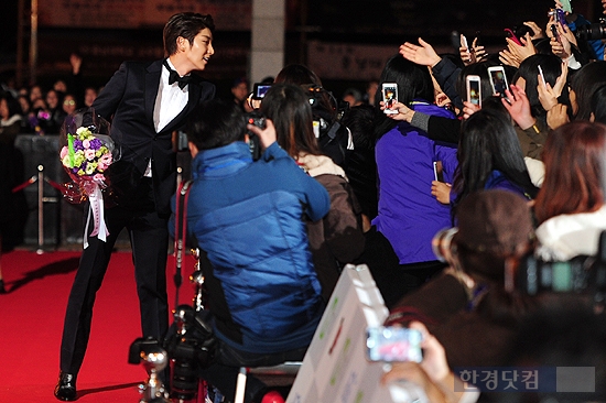 [포토] 이준기, '팬 손 잡아주는 최고의 팬서비스~' (대전드라마페스티벌)