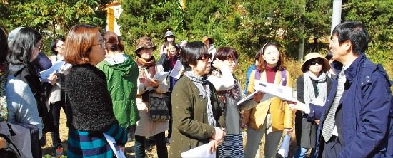 한국경제신문과 신한은행이 공동으로 주관하는 ‘고준석 박사의 자산관리 멘토스쿨’이 지난달 31일 경기 가평과 양평에서 ‘필드아카데미’를 진행했다. 고준석 지점장이 멘티들에게 좋은 전원주택과 토지를 고르는 방법을 설명하고 있다. 김하나 한경닷컴 기자