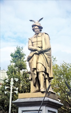 화가 렘브란트의 동상