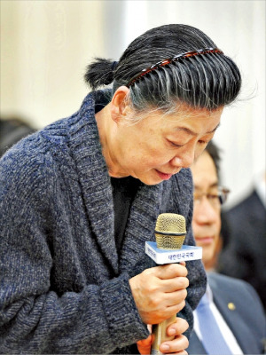 < 고개숙인 이혜경 부회장 > 이혜경 동양그룹 부회장이 1일 국회에서 열린 정무위원회 국정감사에서 의원의 질문에 답변한 뒤 인사하고 있다. 신경훈 기자 nicerpeter@hankyung.com