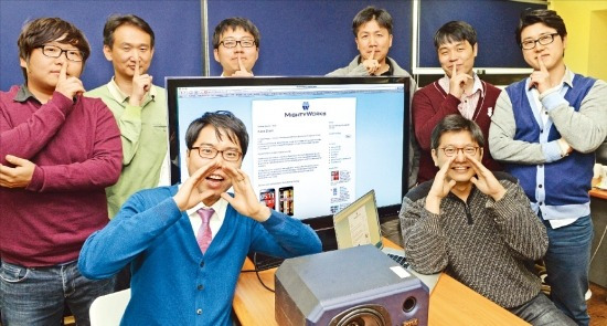 마이티웍스의 신호준 대표(앞줄 왼쪽)와 김세웅 대표(앞줄 오른쪽) 뒤로 직원들이 서 있다. 마이티웍스는 동영상 촬영 중 초점을 맞춘 사람의 말만 깨끗하게 녹음되도록 하는 ‘오디오 줌’ 기술을 개발했다. 강은구 기자 egkang@hankung.com