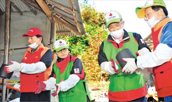 연탄배달하는 최신원 회장