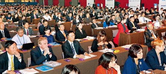 < 인재 육성에 쏠린 관심 > ‘글로벌 인재포럼 2013’이 교육부와 한국경제신문, 한국직업능력개발원 공동 주최로 6일 서울 광장동 쉐라톤그랜드워커힐호텔에서 개막했다. 행사장을 가득 메운 참석자들이 기조세션Ⅰ에서 라즐로 보크 구글 수석부사장의 ‘글로벌 CEO의 성공경영학’ 강연을 듣고 있다. 김병언 기자 misaeon@hankyung.com