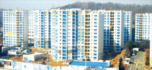 ㈜청구 부도로 장기간 방치됐던 김포시 고촌읍 ‘청구 지벤’ 아파트 단지. SM그룹이 최근 매입해 마무리 공사에 착수했다. 대한주택보증 제공