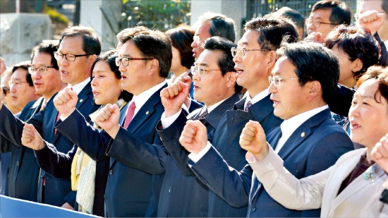 < 구호 외치는 민주 > 전병헌 민주당 원내대표(앞줄 오른쪽 네 번째)를 비롯한 민주당 의원들이 8일 대검찰청 정문에서 ‘김무성 권영세 면죄부 수사 규탄대회’를 열고 구호를 외치고 있다. 연합뉴스