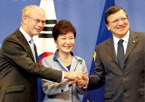 박근혜 대통령 이 8일 조제 마누엘 바호주 EU 집행위원장(오른쪽), 헤르만 반롬푀이 EU 상임의장과 손잡고 있다. 브뤼셀=강은구 기자 egkang@hankyung.com