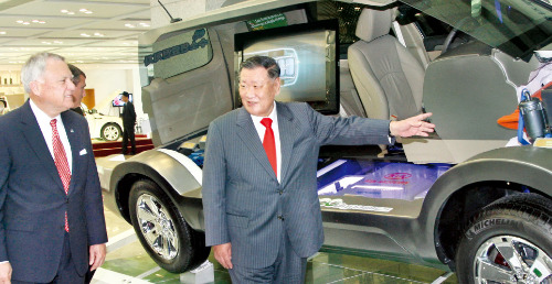 정몽구 현대자동차그룹 회장(오른쪽)이 2011년 10월 서울 양재동 사옥을 방문한 네이슨 딜 미국 조지아 주지사에게 수소연료전지차 절개 모델을 소개하고 있다.  /현대차그룹 제공 