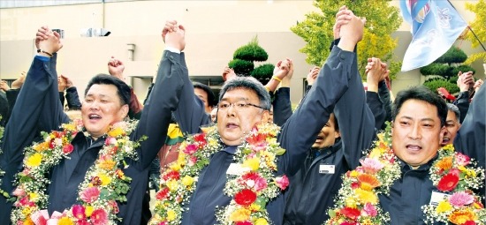 이경훈 현대자동차 노조위원장 당선자(가운데)가 지난 9일 당선 직후 현대차 울산공장 노조 사무실 앞에서 만세를 외치고 있다. 연합뉴스