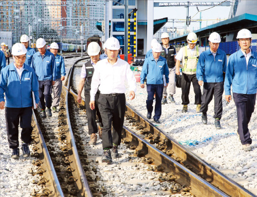 김광재 한국철도시설공단 이사장(가운데)이 직원들과 함께 호남고속철도 건설현장을 둘러보고 있다.  /한국철도시설공단 제공 