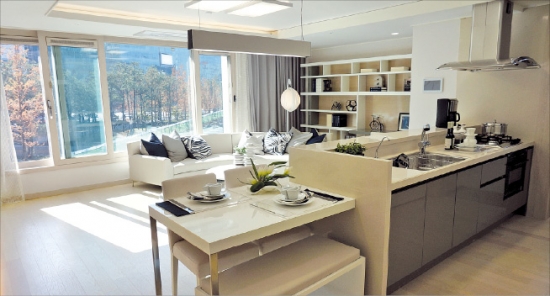 주부가 거실을 바라보며 주방일을 하도록 설계된 전용 84㎡A타입 아파트.  대우건설 제공 