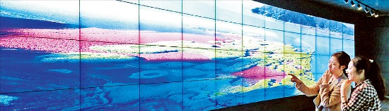 < UHD TV 48대로 만든 거대한 벽 > 삼성전자는 홍보관 삼성딜라이트 2층에 UHD TV 48대로 미디어 월을 설치해 순천만 등 아름다운 한국 여행지를 관광객들에게 소개할 예정이다. 삼성전자 제공 