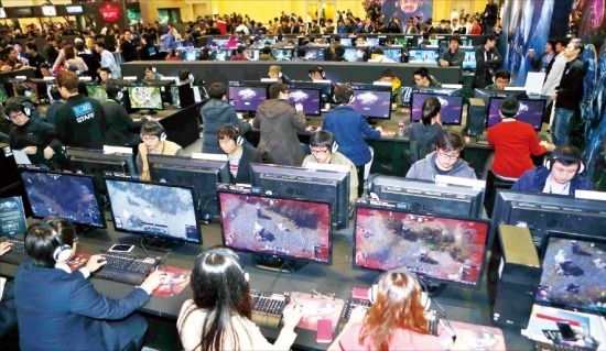 국내 최대 게임전시회인 ‘지스타 2013’이 32개국 512개 업체가 참가한 가운데 14일 부산 벡스코에서 막을 올렸다. 관람객들이 블리자드 부스에서 게임을 즐기고 있다. 연합뉴스