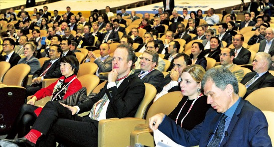 제80차 국제전시협회(UFI) 총회에 참석한 외국인들이 강연을 경청하고 있다. 유정우 기자  /사진= 전시산업진흥회 제공.