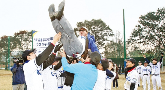 우리투자증권 야구동호회 선수들이 16일 양주 대장금테마파크 야구장에서 열린 ‘제1회 금융투자협회장배 야구대회’에서 우승한 뒤 현장에 응원 나온 김원규 사장을 헹가래 치고 있다. 금융투자협회 제공