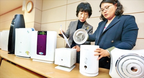 이향기 한국소비자연맹 부회장(왼쪽)과 송민경 간사가 20일 서울 한남동 사무실에서 공기청정기를 보여주며 성능 평가 결과를 설명했다. 연합뉴스