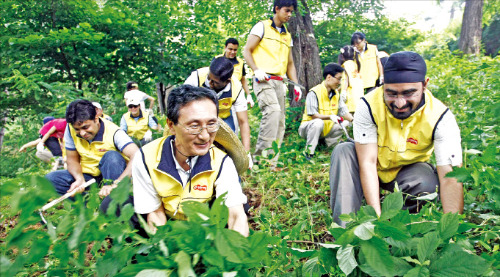 대림산업 임직원들이 지난 7월 서울 남산에서 잡초를 제거하는 ‘맑음나눔’ 활동을 하고 있다.
 /대림산업 제공