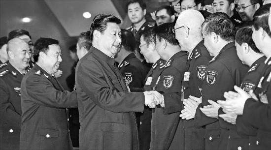 시진핑 중국 국가주석(가운데)이 지난 18일 베이징에서 열린 인민해방군 콘퍼런스에서 군인들과 악수하고 있다. 시 주석은 지난 12일 폐막된 중국 공산당 제18기 중앙위원회 제3차 전체회의에서 국가안전위원회를 신설해 한층 더 강한 권력 기반을 갖게 됐다. 베이징신화연합뉴스 