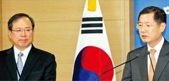 성태제 한국교육과정평가원장(오른쪽)과 김경성 수능채점위원장(서울교대 교수)이 26일 정부서울청사에서 2014학년도 대학수학능력시험 채점결과를 발표하고 있다. 연합뉴스