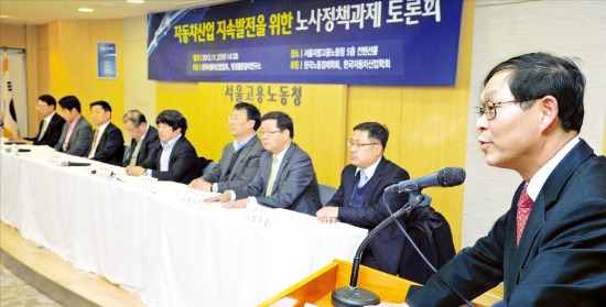 한국자동차산업협회와 한경좋은일터연구소가 27일 서울지방고용노동청 컨벤션룸에서 연 ‘자동차산업 지속 발전을 위한 노사 정책과제 토론회’에서 김용근 한국자동차산업협회장이 개회사를 하고 있다. 허문찬 기자 sweat@hankyung.com