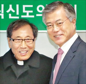 문재인 민주당 의원(오른쪽)이 28일 국회 의원회관에서 열린 미사에 참석, 함세웅 신부와 인사하고 있다. 연합뉴스