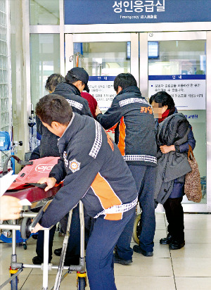 정부는 지난 8월부터 ‘응급실 기반 자살 시도자 사후관리 사업’을 실시하고 있다. 하지만 병원당 연간 1억원에도 못 미치는 예산 지원으로 사업이 겉돌고 있다는 지적이다. 사진은 서울대병원 응급실로 29일 오전 한 응급환자가 이송되고 있는 모습. /김병언 기자 misaeon@hankyung.com 