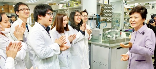 < KAIST 방문 > 박근혜 대통령이 29일 대전 KAIST를 방문해 바이오융합연구소 연구원들과 이야기하고 있다. 강은구 기자egkang@hankyung.com