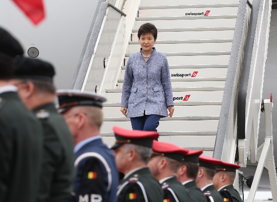  박근혜 대통령이 영국 국빈 방문을 마치고 7일 오후 벨기에 브뤼셀 군사공항에 도착하고 있다.연합뉴스