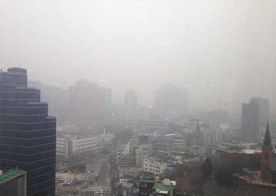 사진= 5일 오후 3시 30분 서울 중림동 한국경제신문 빌딩에서 서울역 방향을 바라본 시계. 고농도 미세먼지와 뒤섞인 안개가 짙게 껴있다.    