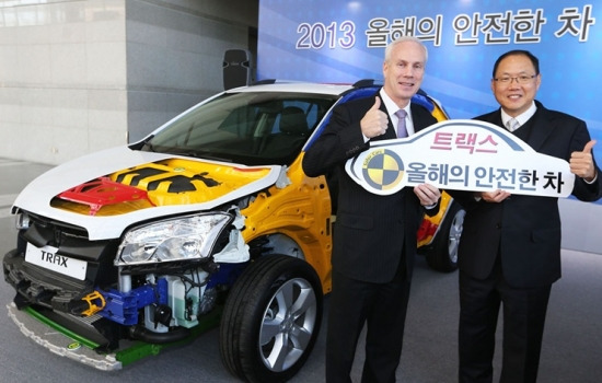 한국GM 스티브 클락 기술연구소장(사진 왼쪽)이 한국GM 김동석 기술연구소 전무(사진 오른쪽)와 함께 트랙스 차량 앞에서 포즈를 취하고 있다. (사진/한국GM 제공)