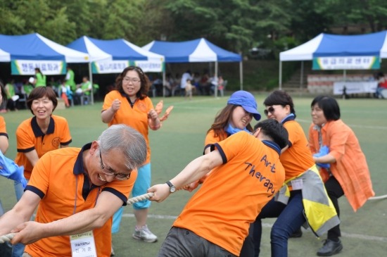 학교방문의 날을 맞아 재학생들이 힘차게 운동을 하고 있다./대구사이버대 제공