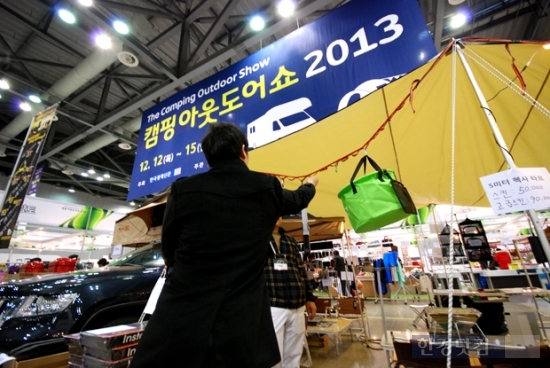 야토 홍보부스를 찾은 내방객이 전시된 스넵후크 제품에 대한 제품설명을 듣고 있다. 사진= 신성일PD ssi@hankyung.com 