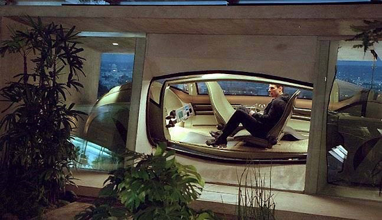 사진= 영화 '마이너리티 리포트' 스틸컷. 주인공 톰 크루즈가 하늘을 나는 자동차를 주택 창가에 주차하고 있다. 