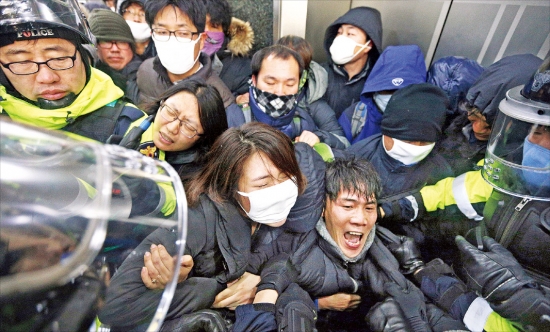 서울 정동 민주노총에서 22일 전국철도노동조합 지도부 검거를 위해 건물 내부로 진입하는 경찰을 민주노총 조합원들이 격렬하게 저항하면서 막고 있다. <사진공동취재단>