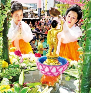 지난 5월 부처님오신날 2557주년을 맞아 조계사에서 관불의식을 행하는 신도들. 사진 강은구 기자.