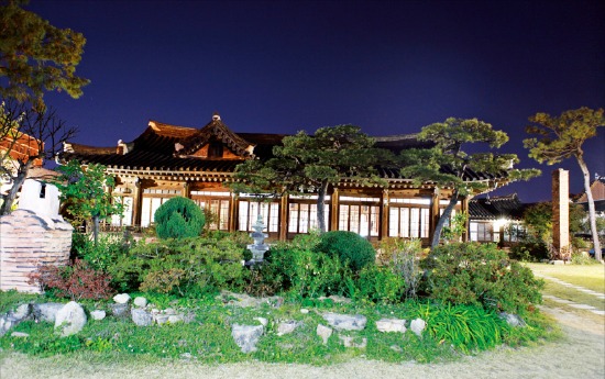 전주 한옥마을 내에 있는 학인당. 