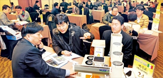 INKE 지부장과 구로지역 벤처기업인들이 참여한 ‘비즈니스 상담회’가 2일 서울 베스트웨스턴구로호텔에서 열렸다. 허문찬 기자 sweat@hankyung.com
