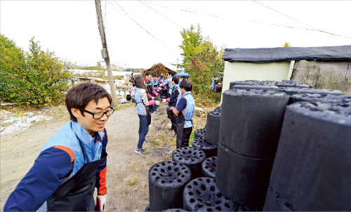 가스공사 직원들이 저소득계층에 지원할 연탄을 옮기고 있다.  /한국가스공사 제공