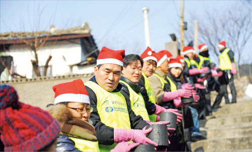 이상호 남부발전 사장을 비롯한 임직원들이 서울 홍제동에서 ‘사랑의 연탄나눔 봉사활동’을 열고 연탄을 전달하고 있다. /한국남부발전 제공 