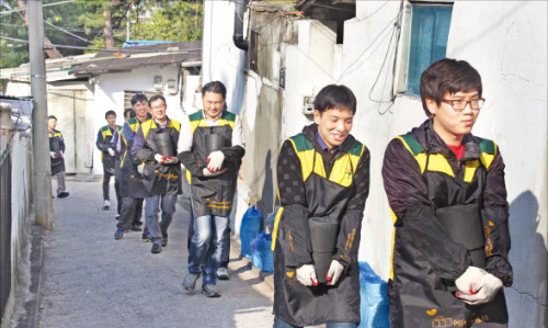 남동발전 임직원들이 지난 10월30일 서울 성북구 정릉동에서 ‘사랑의 연탄나눔’ 활동을 벌이고 있다.  /한국남동발전 제공 