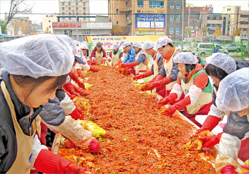 한국전력 직원들이 김장 봉사활동을 하고 있다.  /한국전력 제공 