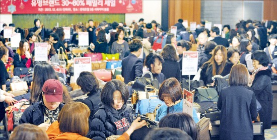 4일 서울 소공동 롯데호텔 3층 사파이어볼룸에서 진행된 롯데백화점의 ‘패션잡화 세일’ 행사장이 고객들로 붐비고 있다. 신경훈 기자 nicerpeter@hankyung.com