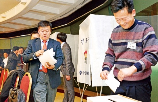 < 한표 행사 > 한인 벤처기업인들의 축제인 ‘2013 INKE 총회’가 4일 서울 삼성동 코엑스 아셈홀에서 열렸다. INKE 지부장들이 차기 회장 선출을 위한 투표를 하고 있다.  김병언 기자 misaeon@hankyung.com