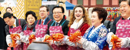 서울 경복궁에서 5일 열린 ‘2013 대한민국 김치문화축제’에서 이동필 농림축산식품부 장관(가운데)과 주한 외교사절 등 참석 인사들이 김장 체험을 하고 있다. 연합뉴스