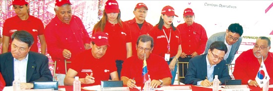 정수현 현대건설 사장(오른쪽에서 두 번째)이 베네수엘라 국영석유공사 관계자들과 공사계약서에 서명하고 있다. 현대건설 제공