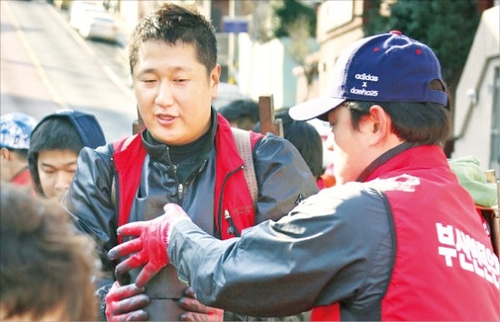 '빅보이' 이대호, 팬클럽회원들과 '사랑의 연탄배달'