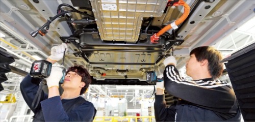 수소경제 도시 구축에 나선 울산시의 현대자동차 울산공장 근로자들이 지난 3월 완성한 수소연료전지차 양산라인에서 ‘투싼ix’를 조립하고 있다. 현대자동차 울산공장 제공