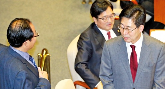 양승조 민주당 최고위원(오른쪽)이 10일 국회에서 열린 본회의에서 김성곤 의원(왼쪽)과 대화하고 있다. 연합뉴스 