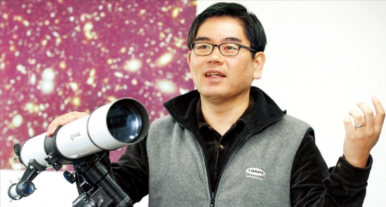임명신 단장은 초창기 우주를 관측해 블랙홀과 은하가 어떻게 진화해왔는지 규명하는 작업을 하고 있다. 허문찬 기자 sweat@hankyung.com