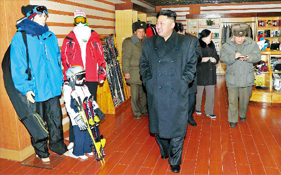 김정은 북한 국방위원회 제1위원장이 완공을 앞둔 강원도 마식령스키장 시설을 둘러보는 모습을 조선중앙통신이 15일 보도했다. 연합뉴스