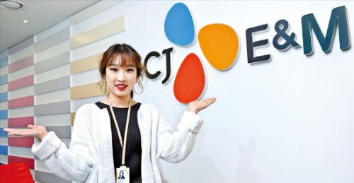 김주은 CJ E&M 방송사업부문 브랜드디자인팀 사원이 서울 상암동에 있는 CJ E&M 본사에서 인턴생활을 소개하고 있다. 그는 “집이 회사 바로 앞인데도 인턴기간 6주간 회사에서 잠을 자며 살다시피 했다”며 “인턴들이 정규직 전환을 원한다면 그 일을 하고 싶다는 것을 간절하게 보여줄 필요가 있다”고 강조했다. 서범세 한국경제매거진 기자 joycine@hankyung.com